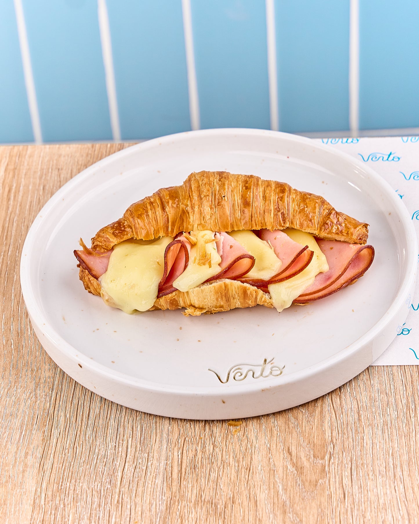 Croissant de jamón & queso