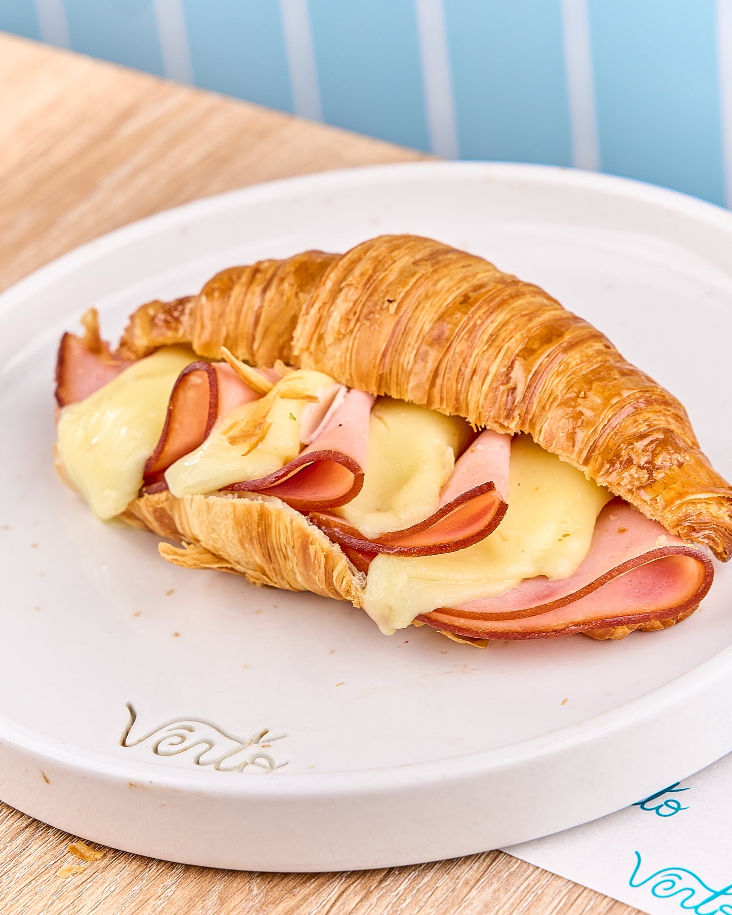 Croissant de jamón & queso